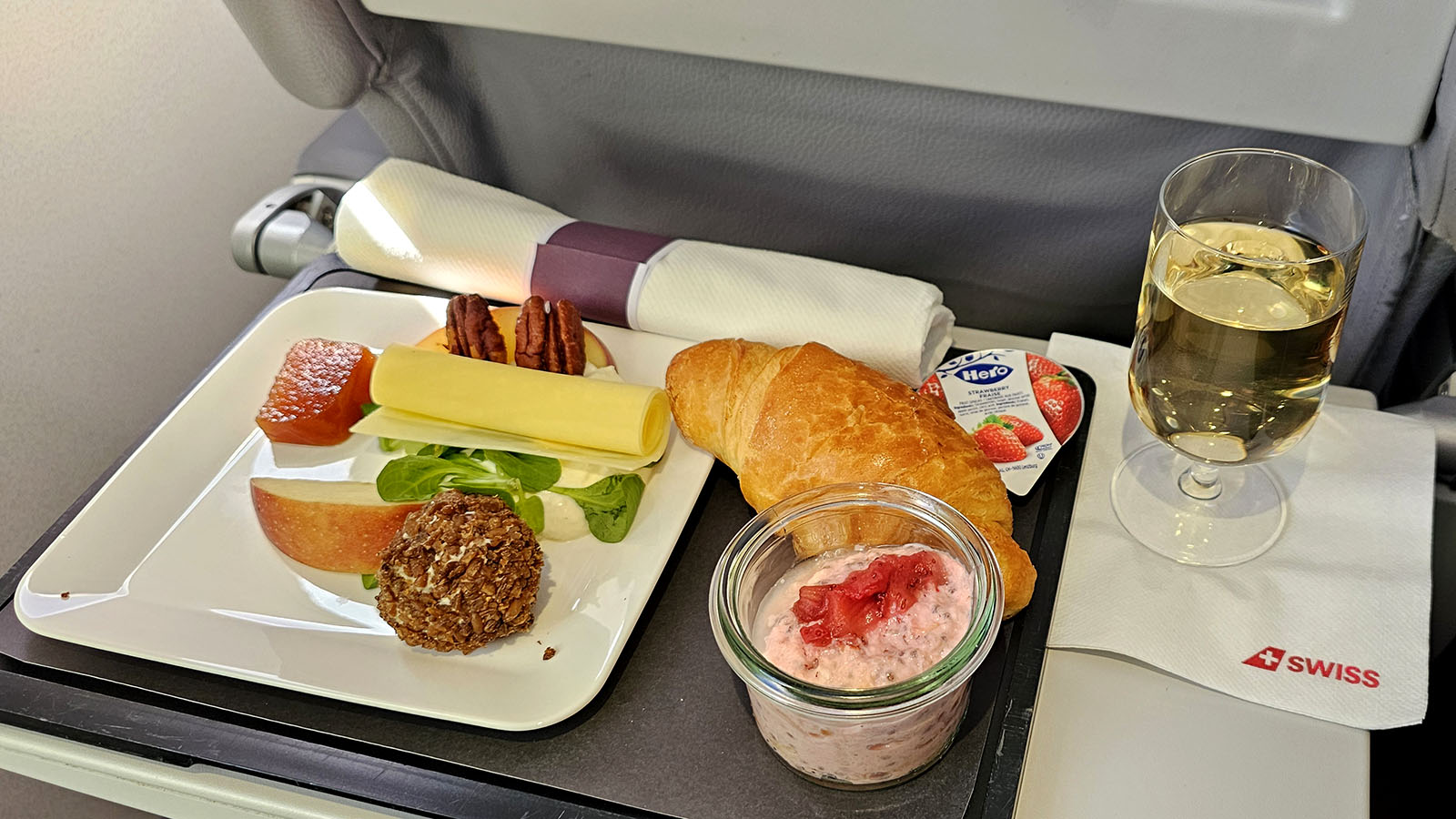 Breakfast in SWISS Embraer E195 E2 Business Class