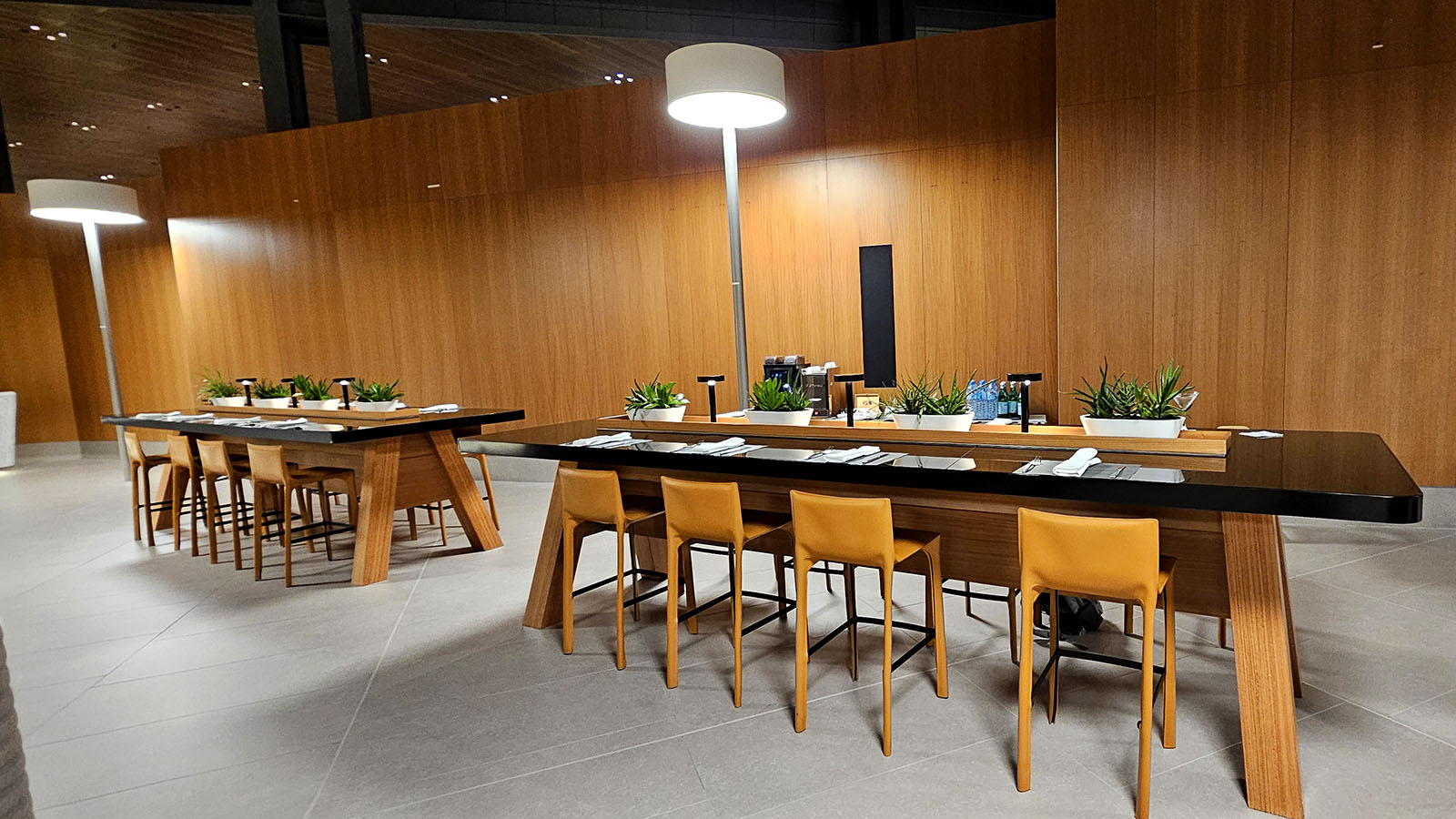 Work space in the Qatar Platinum Gold Lounge Doha