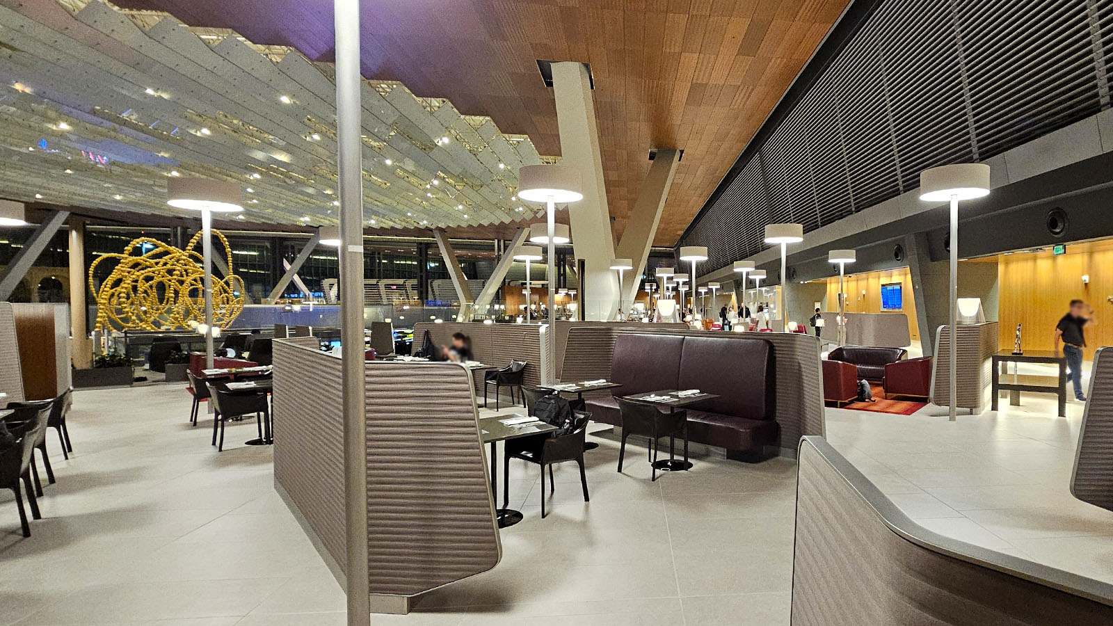Meal space in the Qatar Platinum Gold Lounge Doha