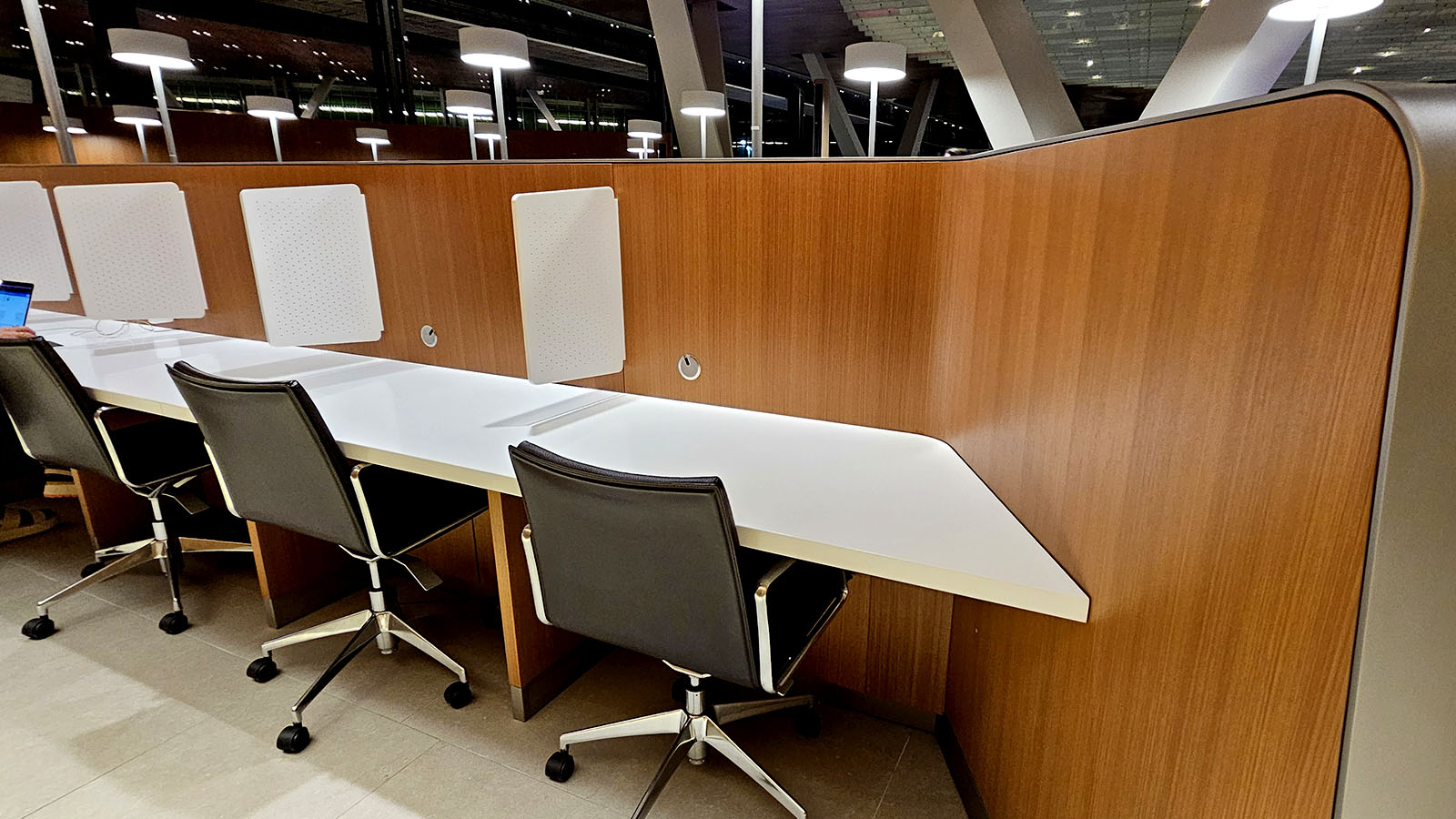 Work desks in the Qatar Platinum Gold Lounge Doha