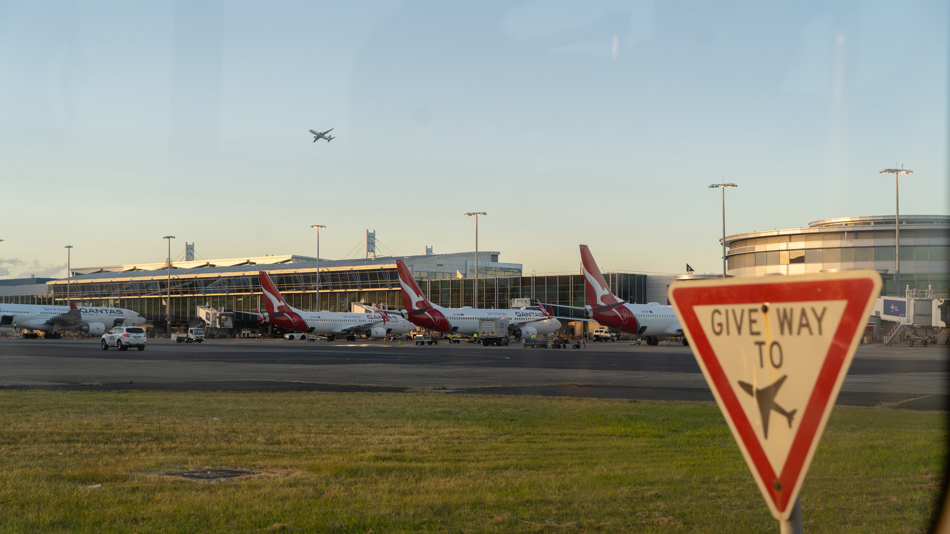 Qantas Give Way to Aeroplanes