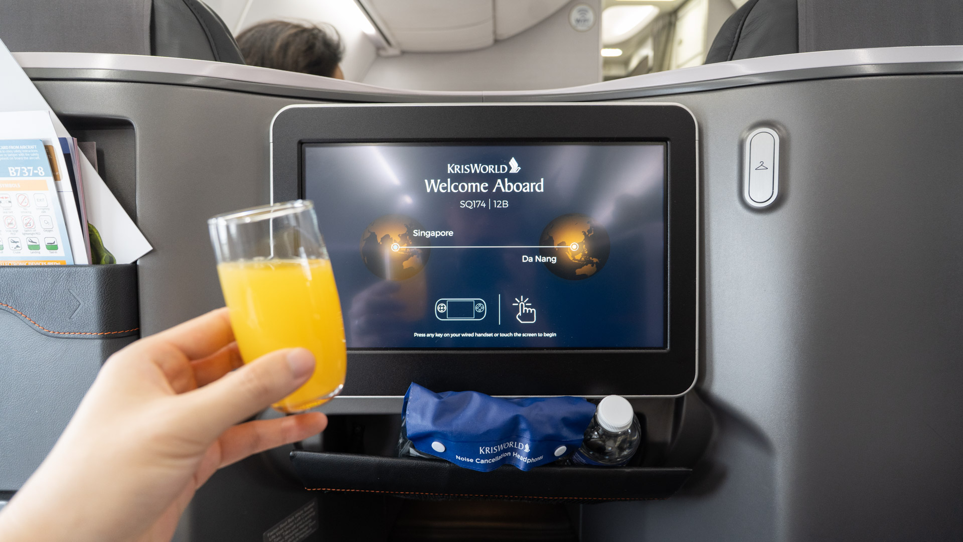 Singapore Airlines Boing 737-8 Business Class welcome drink