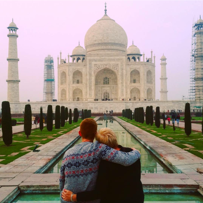 India Taj Hugging | Point Hacks