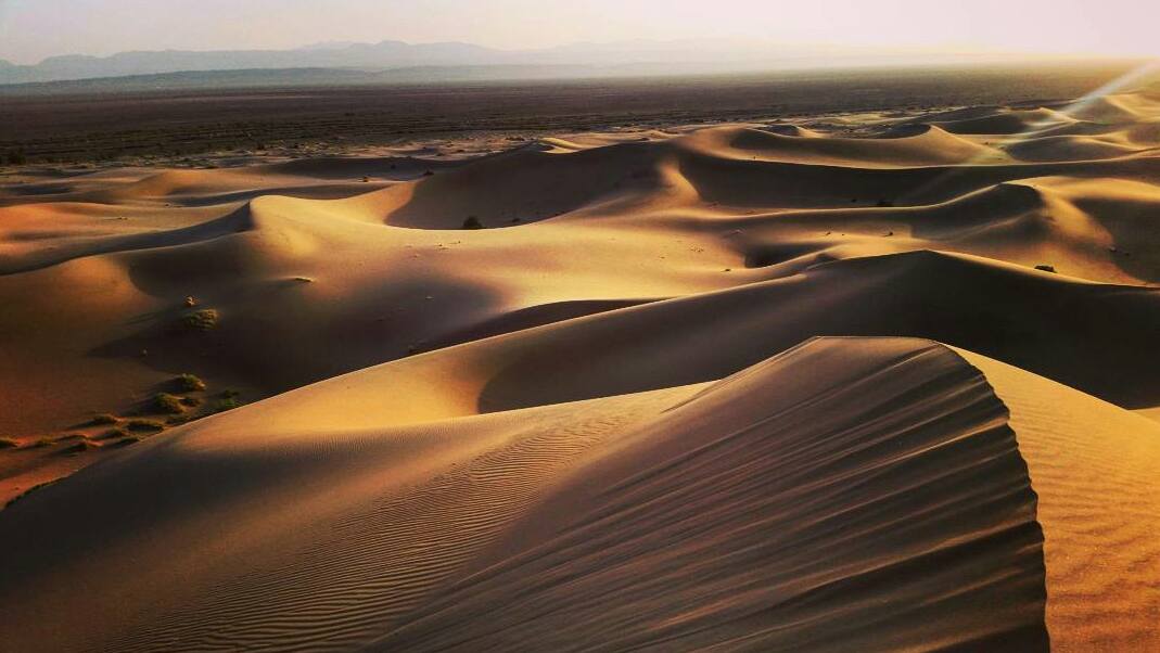 Iran desert dunes sunlight | Point Hacks